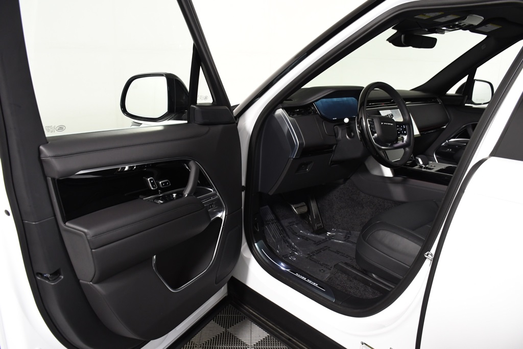 2025 Land Rover Range Rover SE photo 18