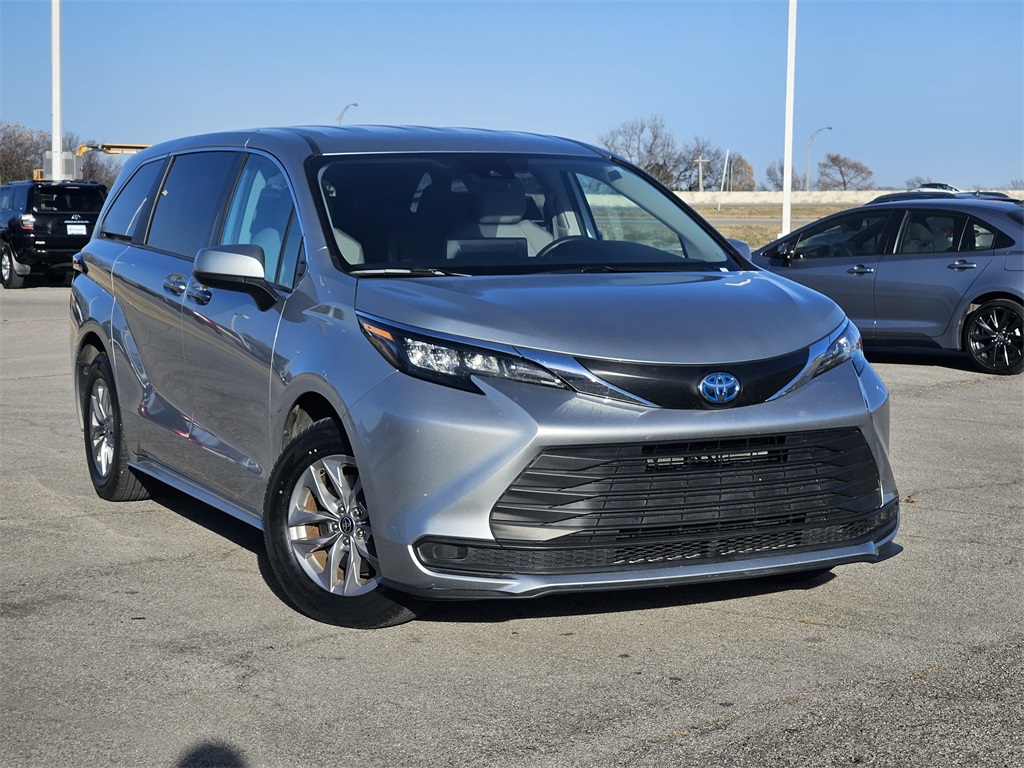 2024 Toyota Sienna LE's photo
