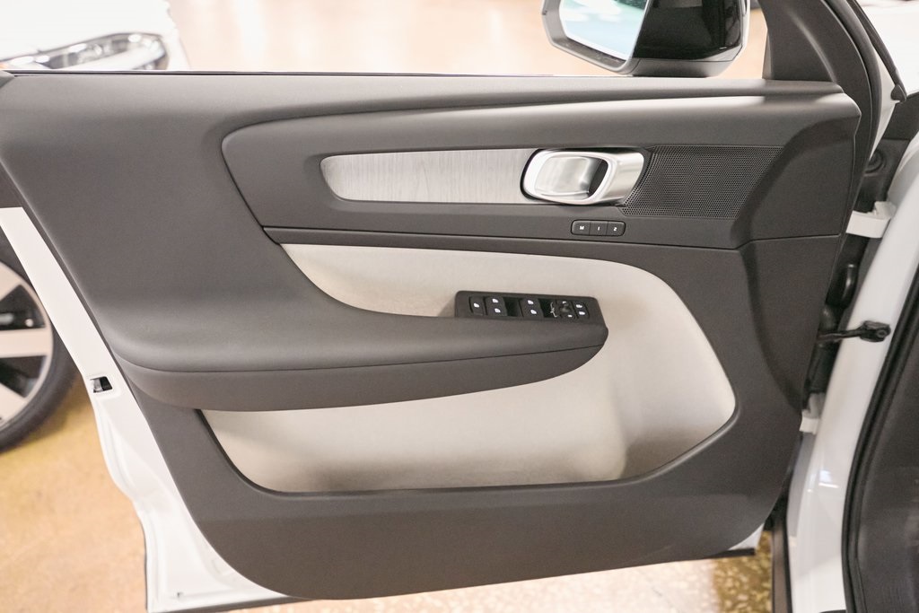 2026 VOLVO XC40 - Image 8