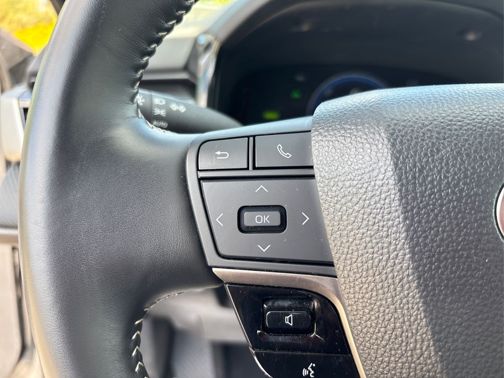 2025 Toyota Camry SE photo 25
