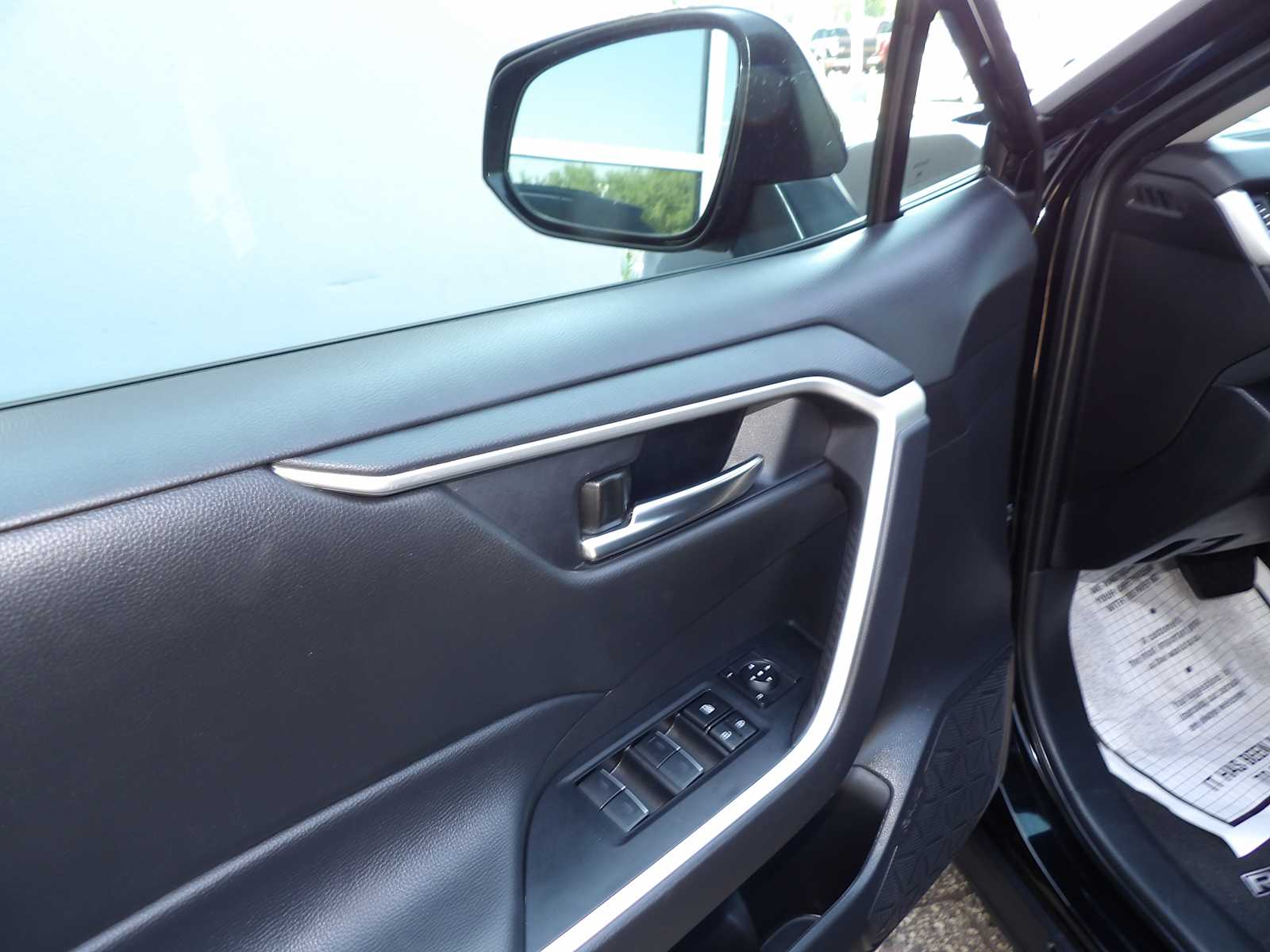 2024 Toyota RAV4 Hybrid XLE photo 8