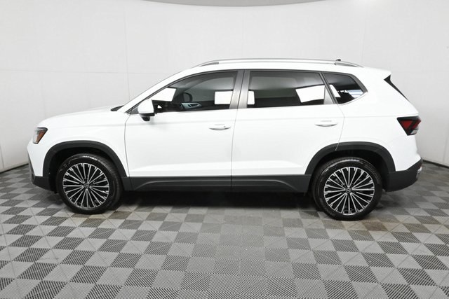 2025 Volkswagen Taos SE photo 3