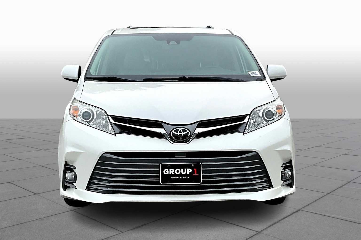 2020 Toyota Sienna XLE Premium photo 3