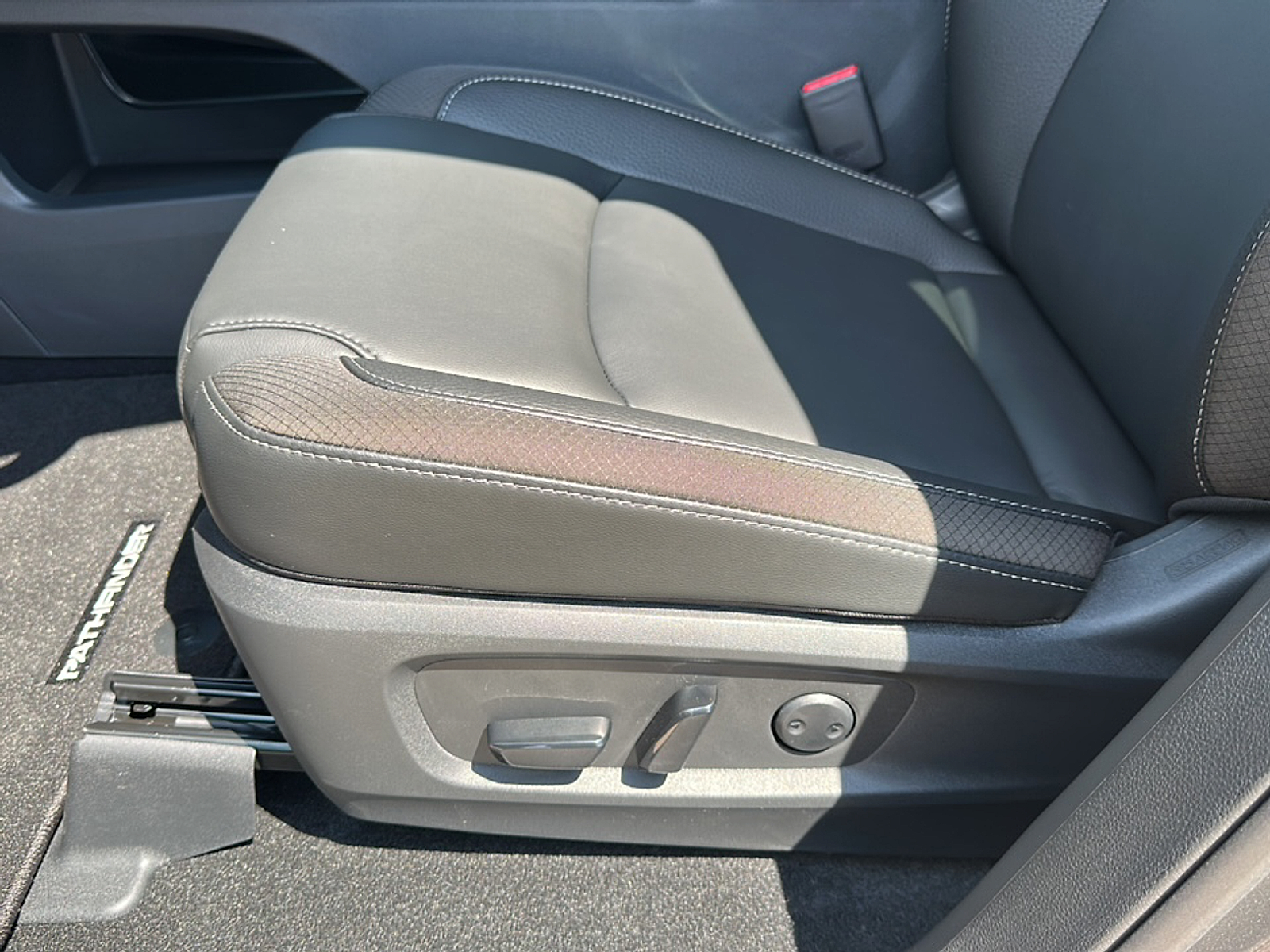 2025 Nissan Pathfinder SL photo 4