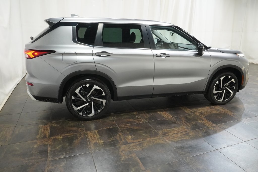 2022 Mitsubishi Outlander SE photo 3