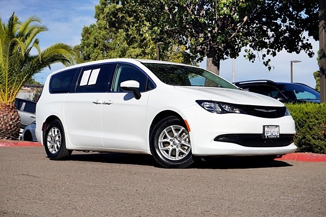 PRE-OWNED 2022 CHRYSLER VOYAGER LX's photo