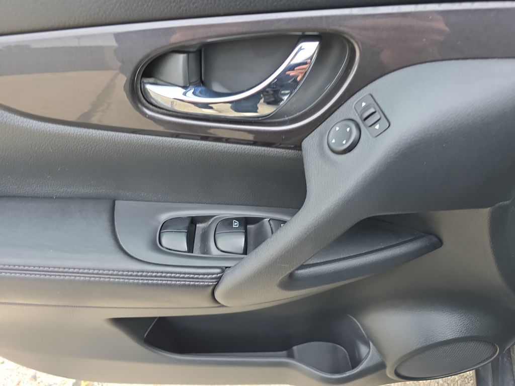 2018 Nissan Rogue SV photo 10