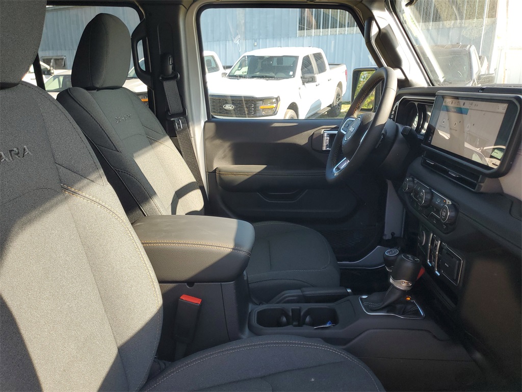 2024 Jeep Wrangler Sahara photo 32