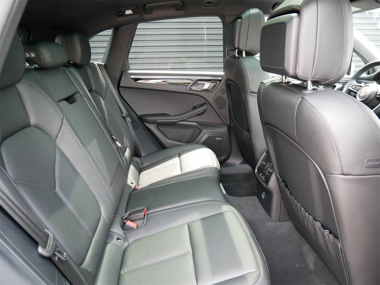 2025 Porsche Macan Base photo 30