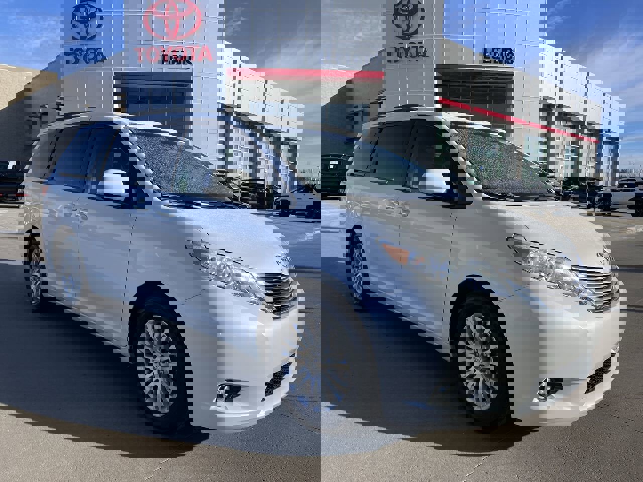 2015 Toyota Sienna XLE's photo