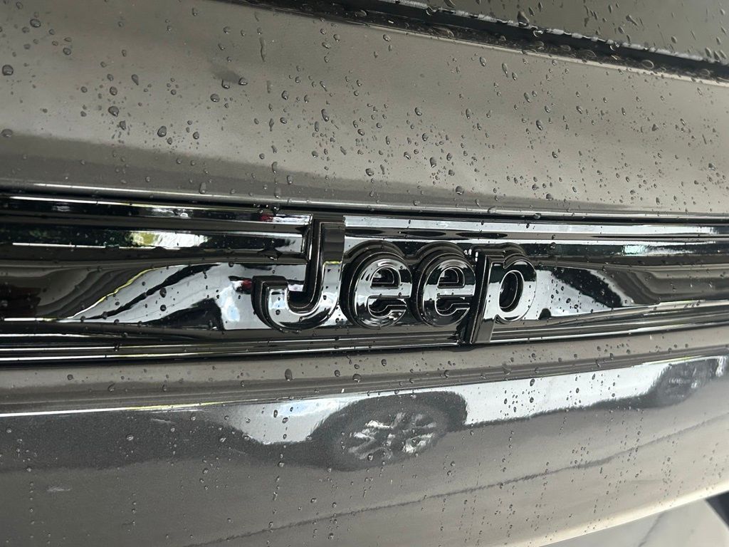 2025 Jeep Grand Cherokee Laredo Altitude photo 17