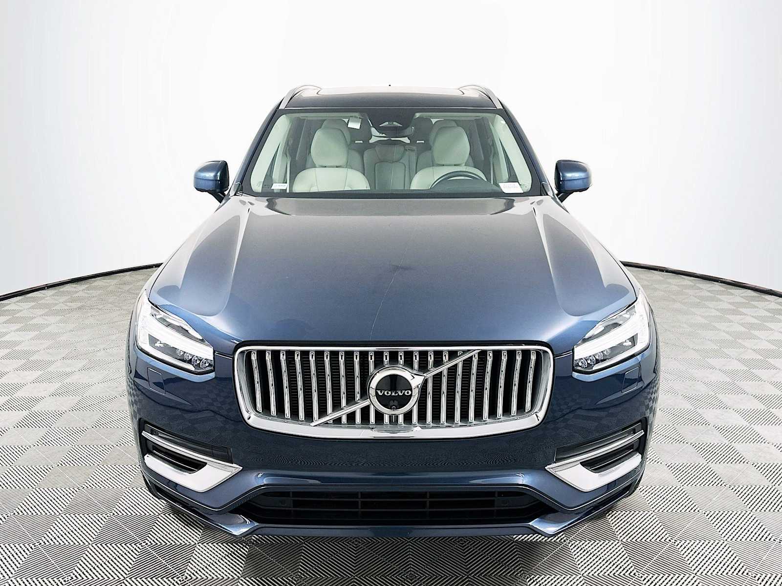 2025 Volvo XC90 T8 AWD Plus photo 2