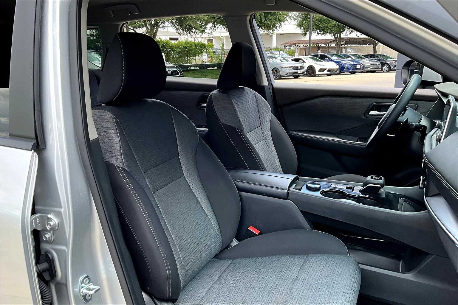 2023 Nissan Rogue SV photo 8
