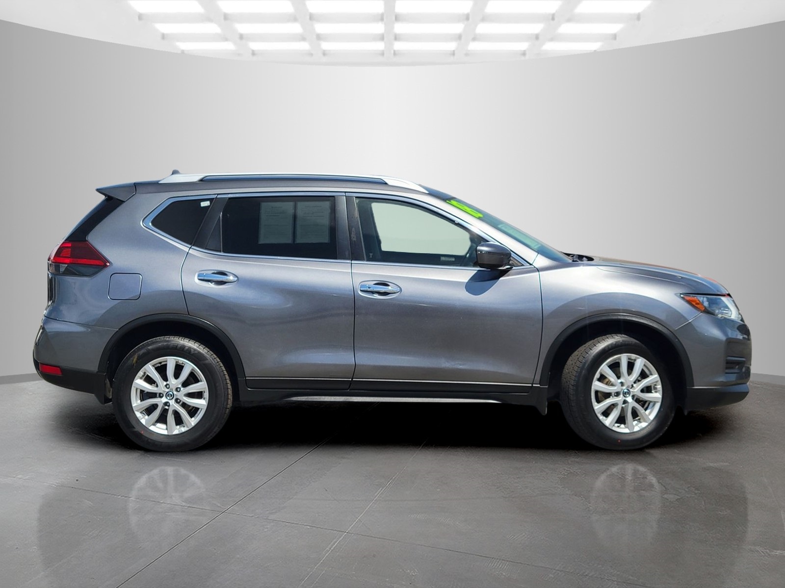 2018 Nissan Rogue SV photo 3