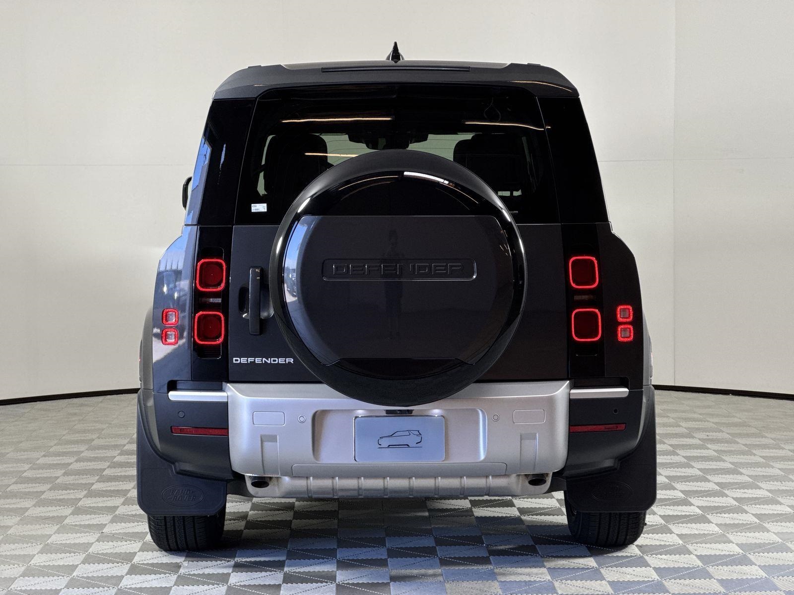 2025 Land Rover Defender 130 S photo 4