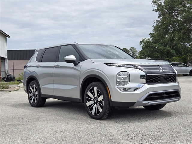 2025 Mitsubishi Outlander SE's photo