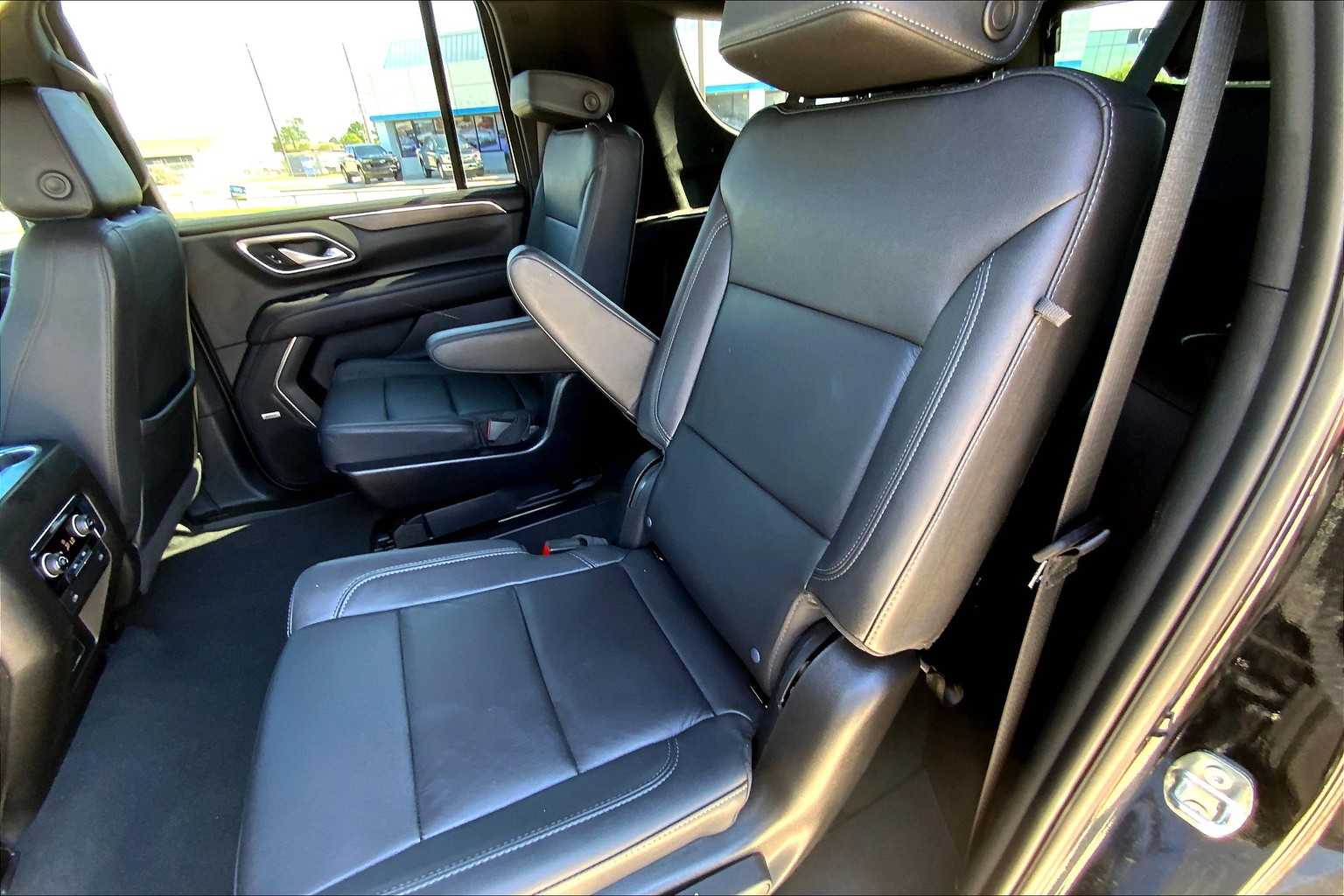 2024 Chevrolet Suburban LT photo 19