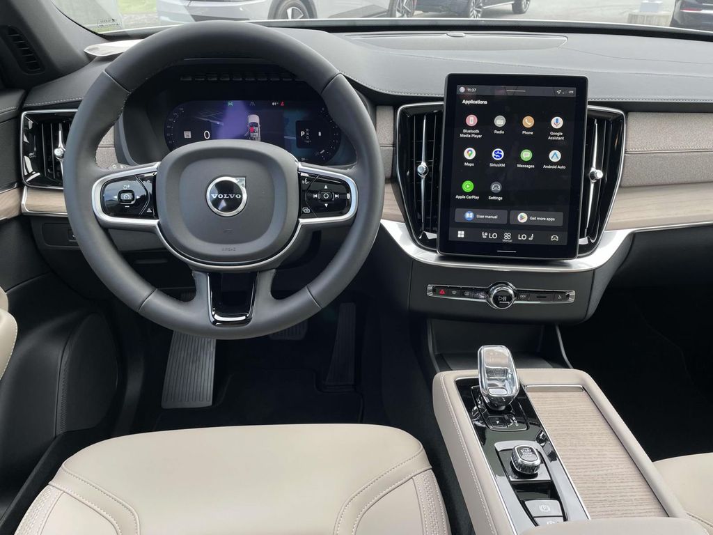 2026 Volvo XC90 B5 Core photo 4