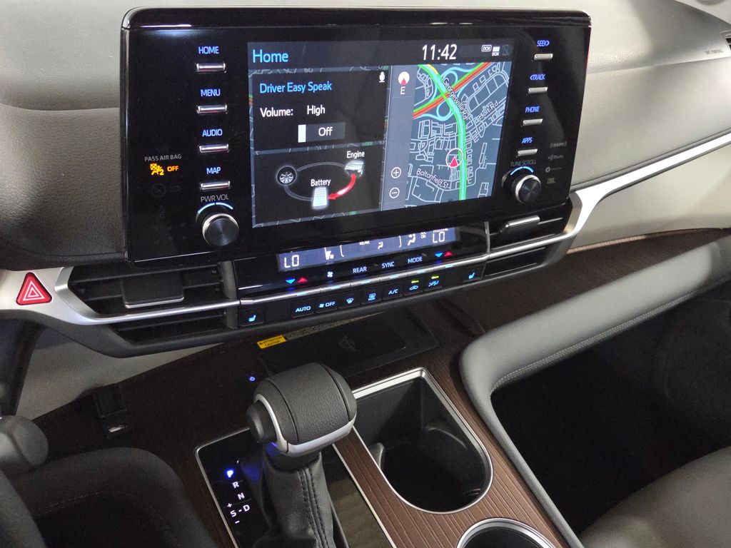 2024 Toyota Sienna XLE photo 23