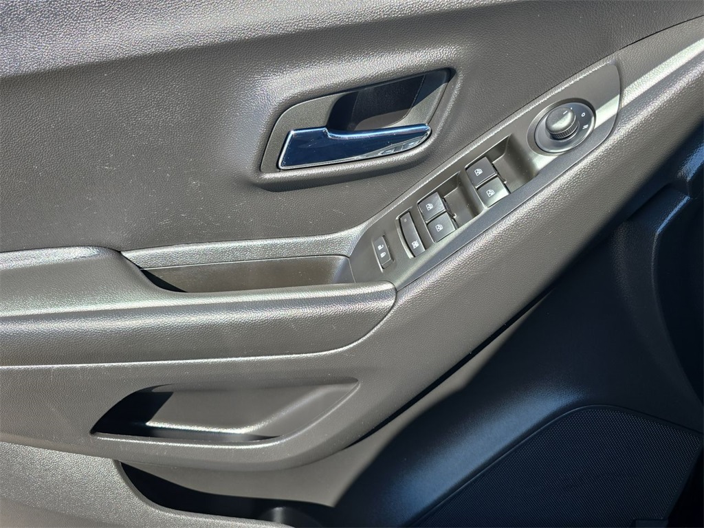 2022 Chevrolet Trax LT photo 24
