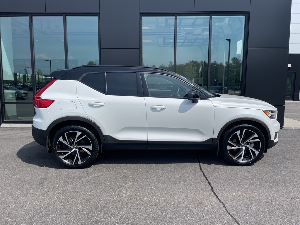 2022 Volvo XC40 R-Design AWD photo 3