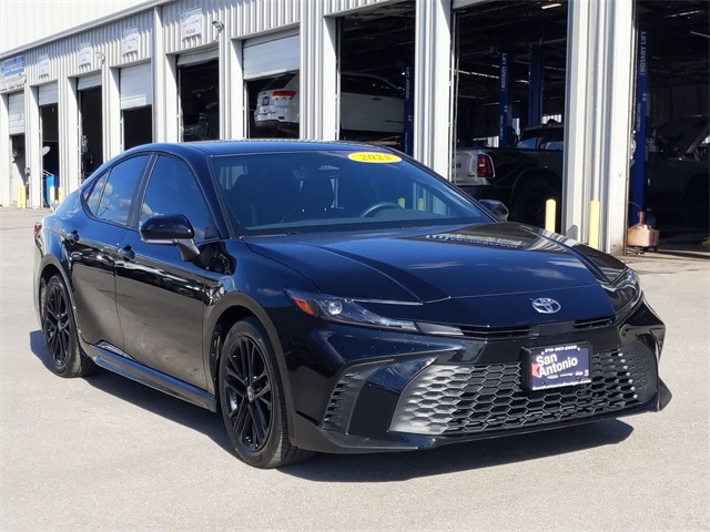 2025 Toyota Camry SE photo 2