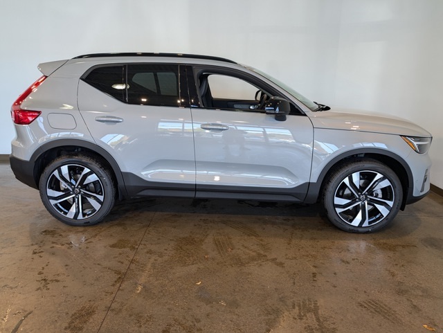 2025 Volvo XC40 Plus photo 4