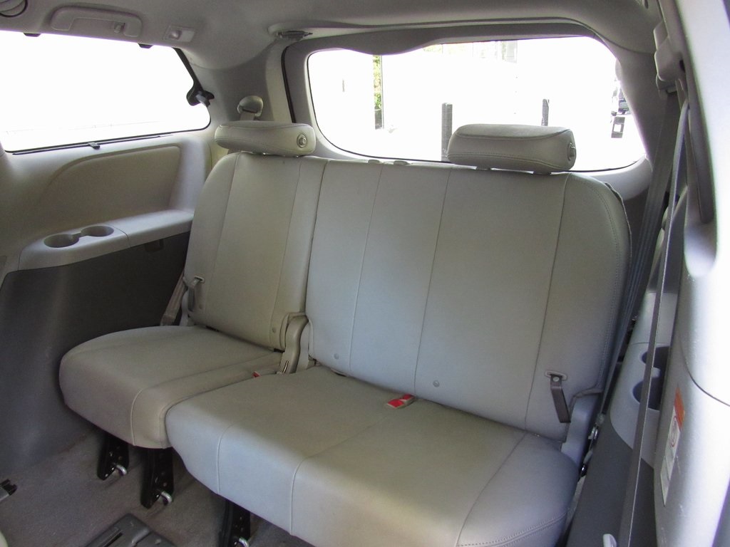 2018 Toyota Sienna XLE photo 16