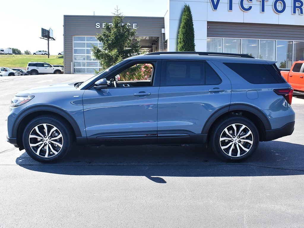 2025 Ford Explorer ST-Line photo 2
