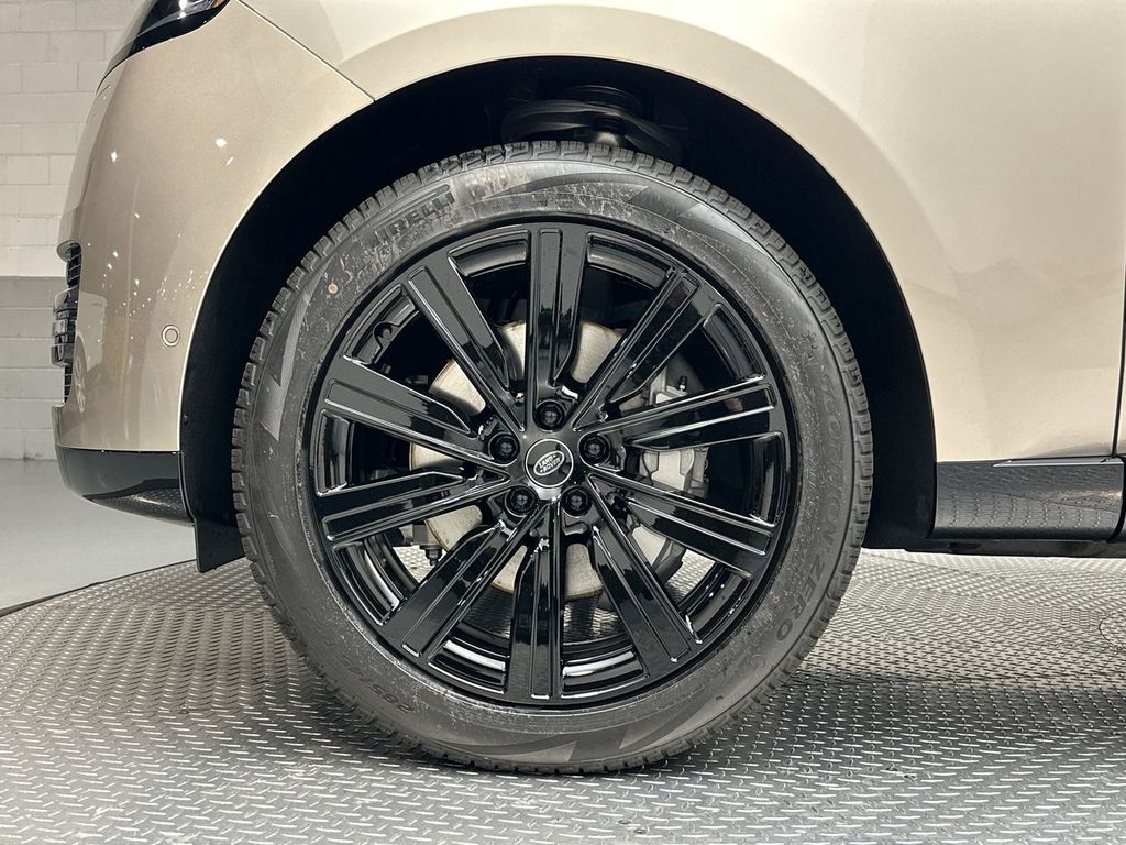 2023 Land Rover Range Rover SE photo 9