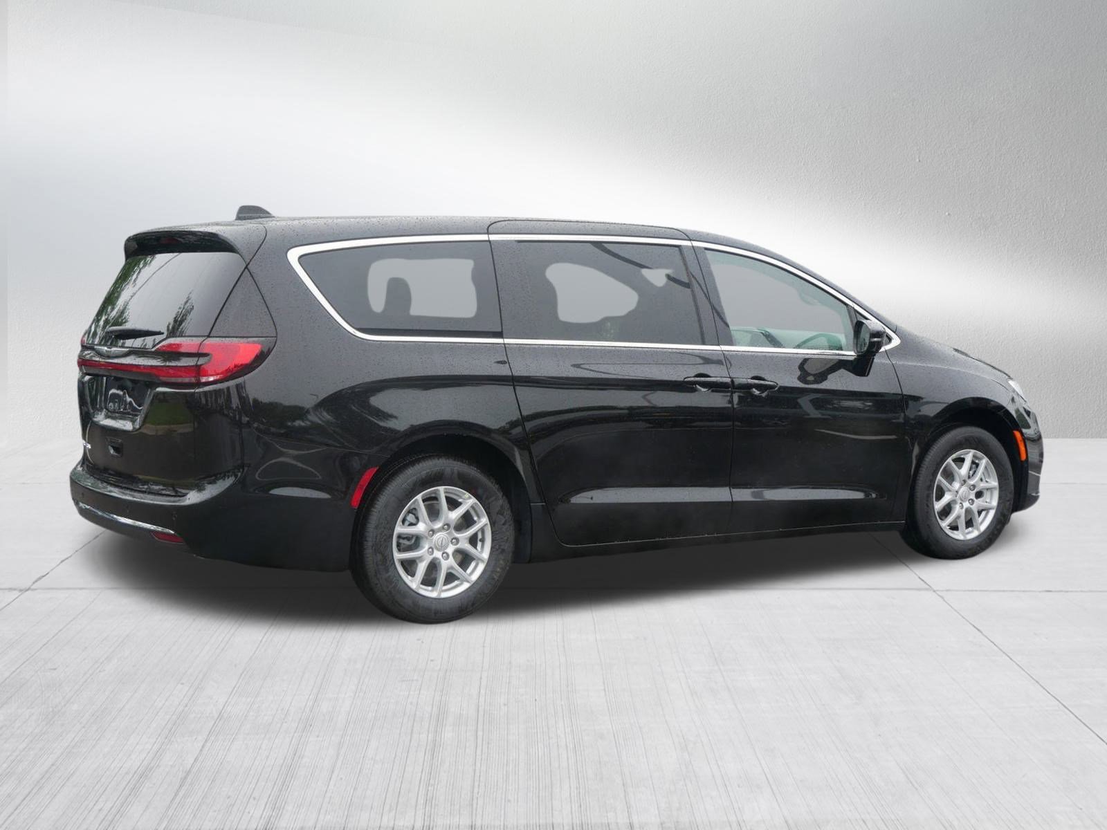 2026 Chrysler Pacifica photo 7