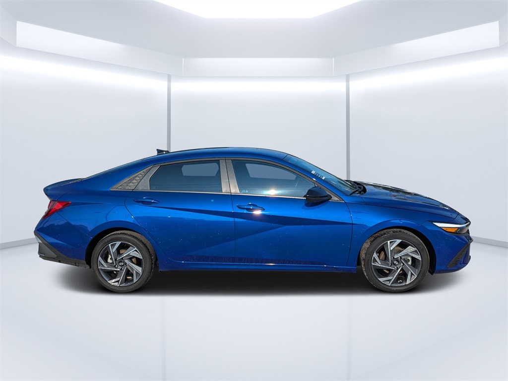 2025 Hyundai Elantra SEL Sport photo 2