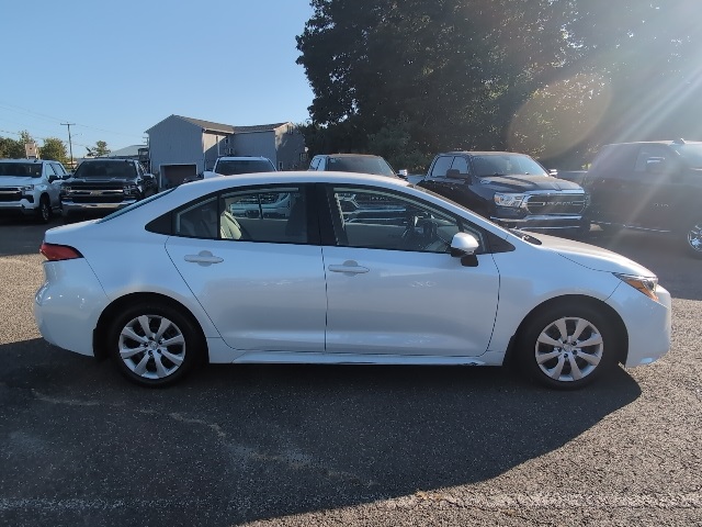 2025 Toyota Corolla LE photo 4