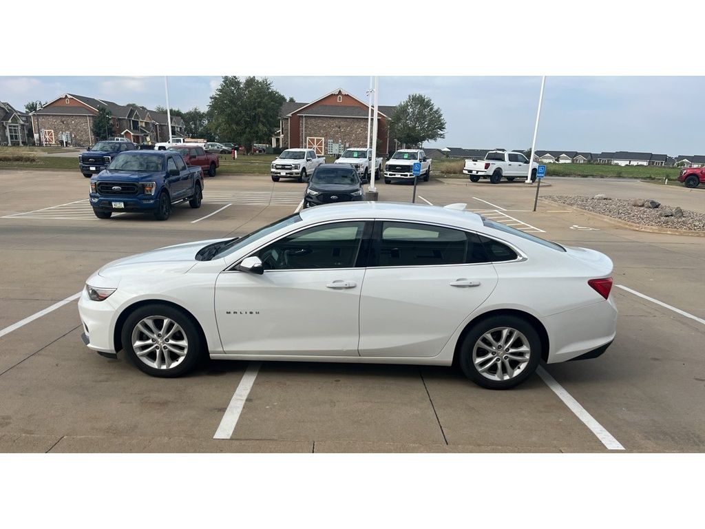 2018 Chevrolet Malibu 1LT photo 2