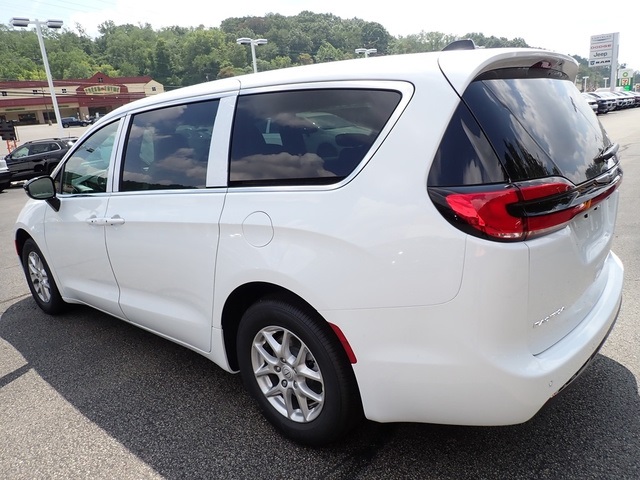 2025 Chrysler Pacifica photo 3