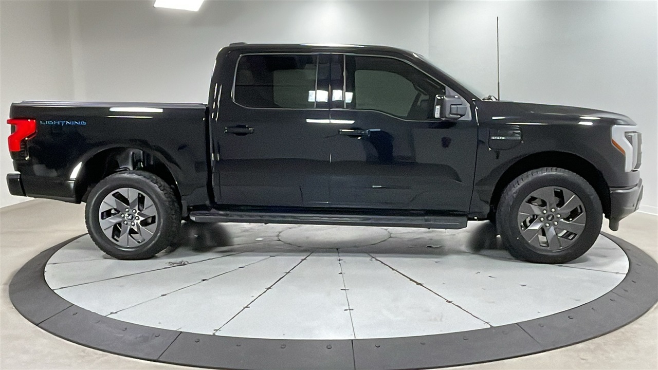 2023 Ford F-150 Lightning Lariat photo 6