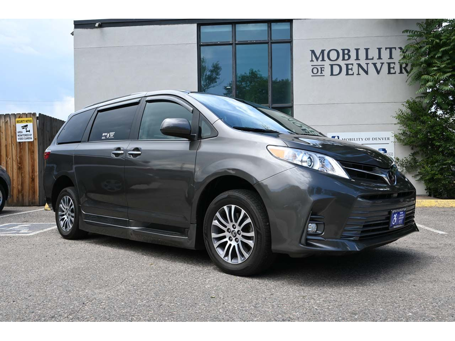 2020 Toyota Sienna XLE photo 2