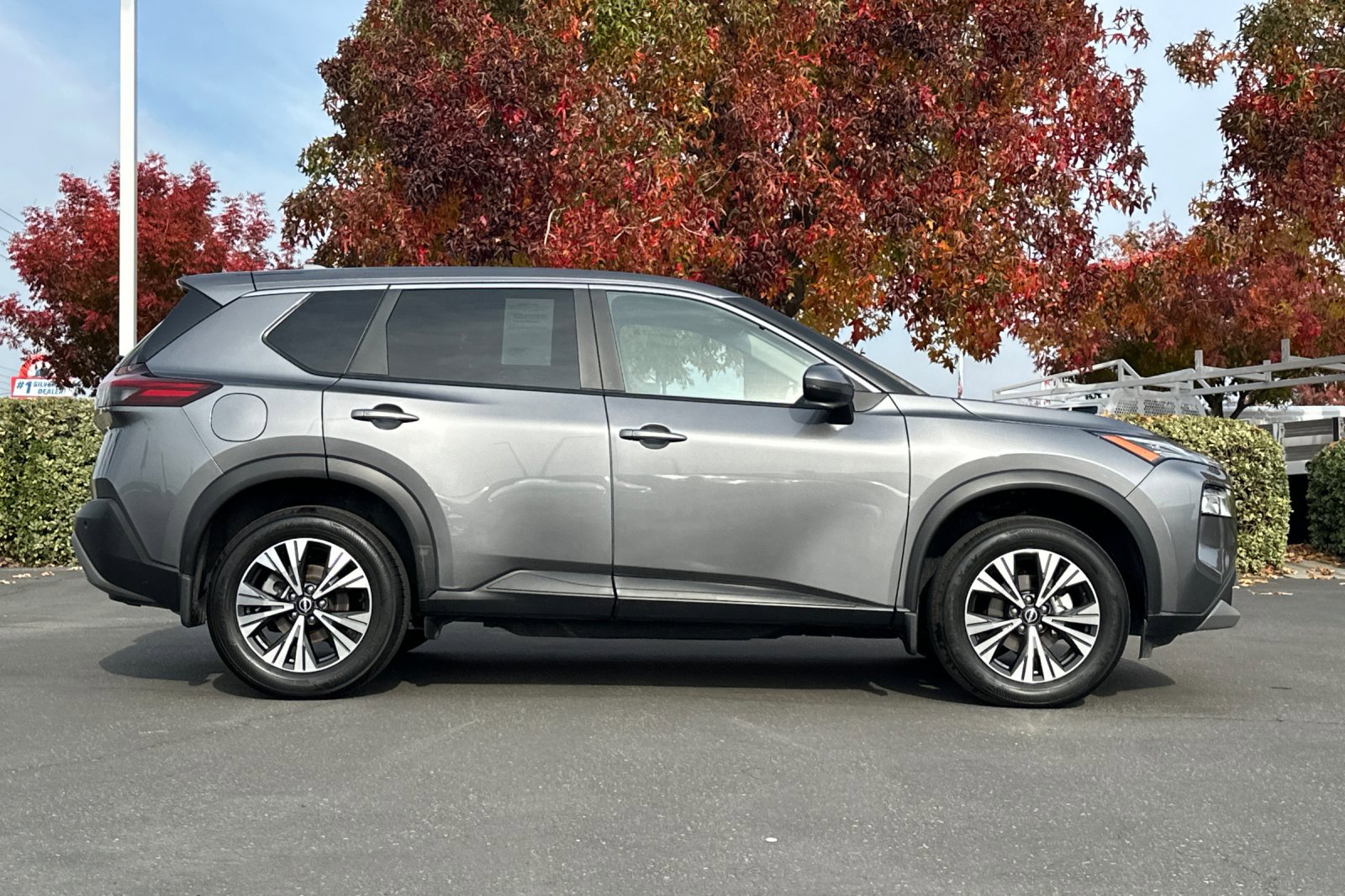 2023 Nissan Rogue SV photo 3