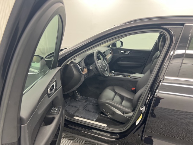 2022 Volvo XC60 B5 Momentum photo 11
