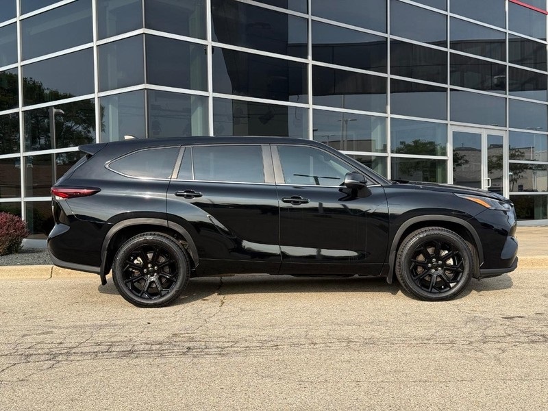 2024 Toyota Highlander LE photo 2