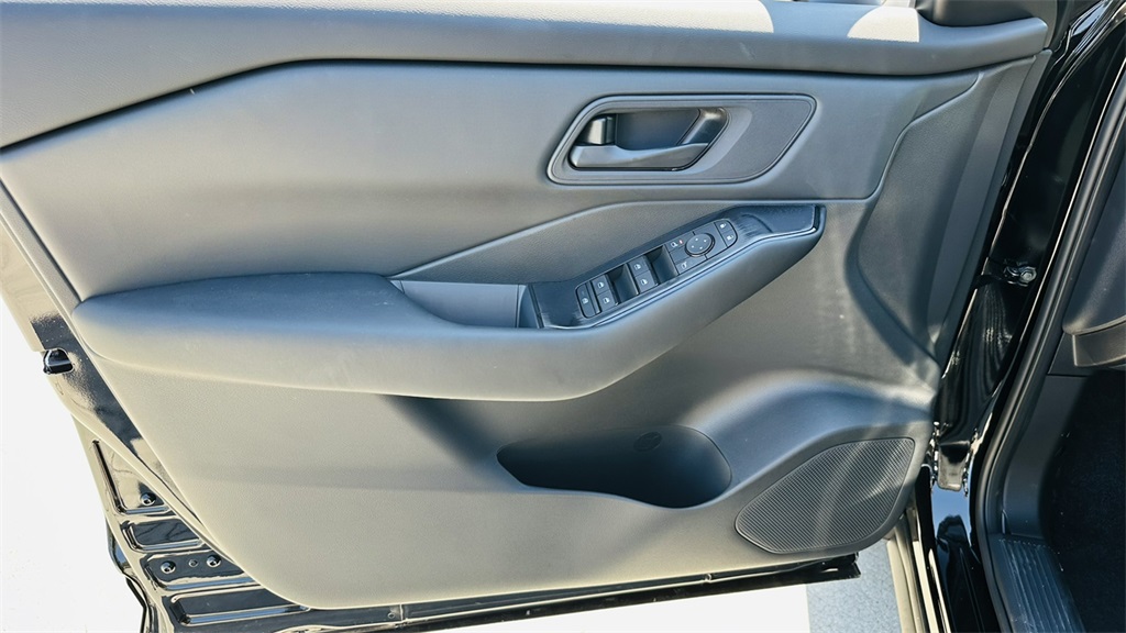 2026 Nissan Rogue S photo 13
