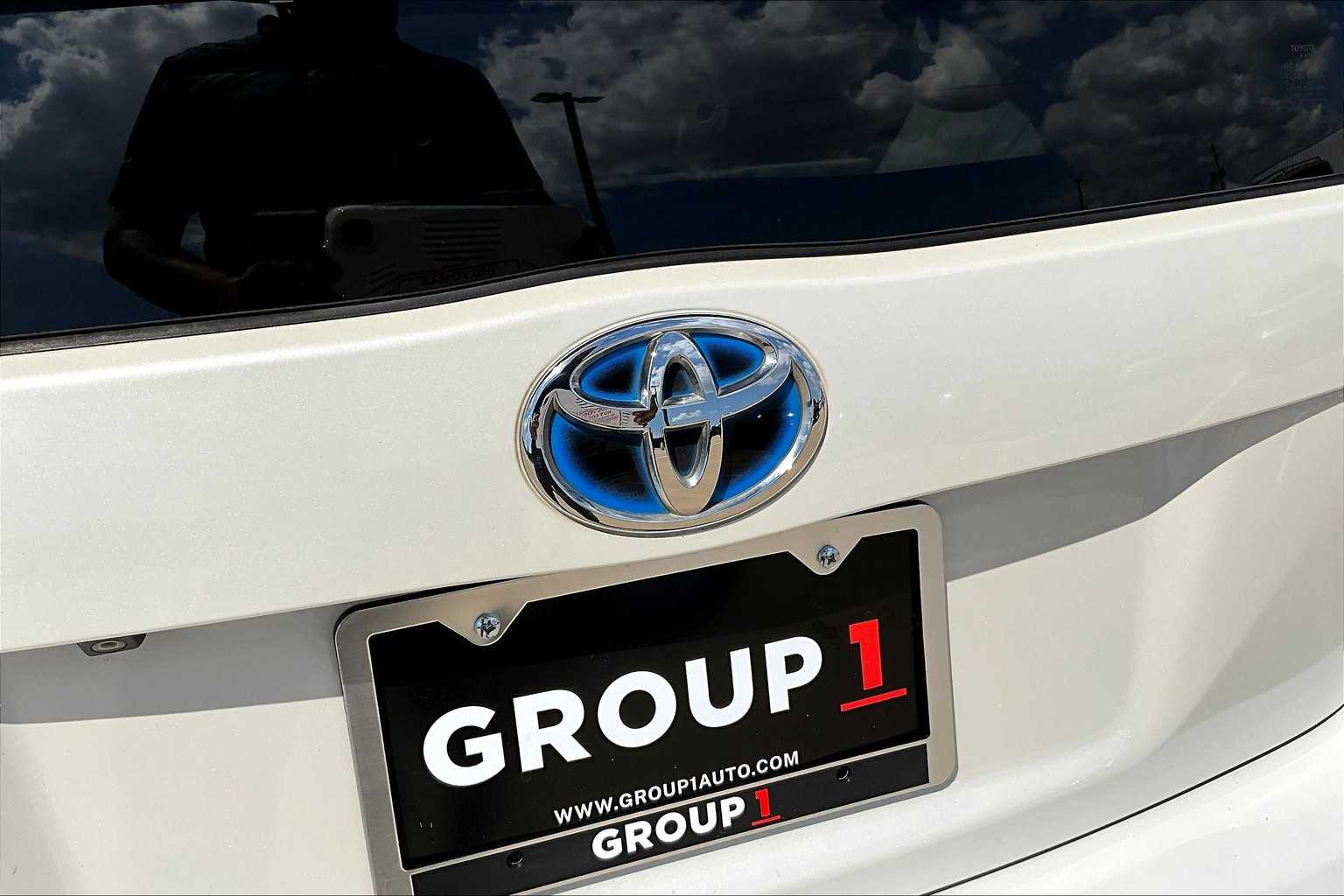 2014 Toyota Prius Two photo 28