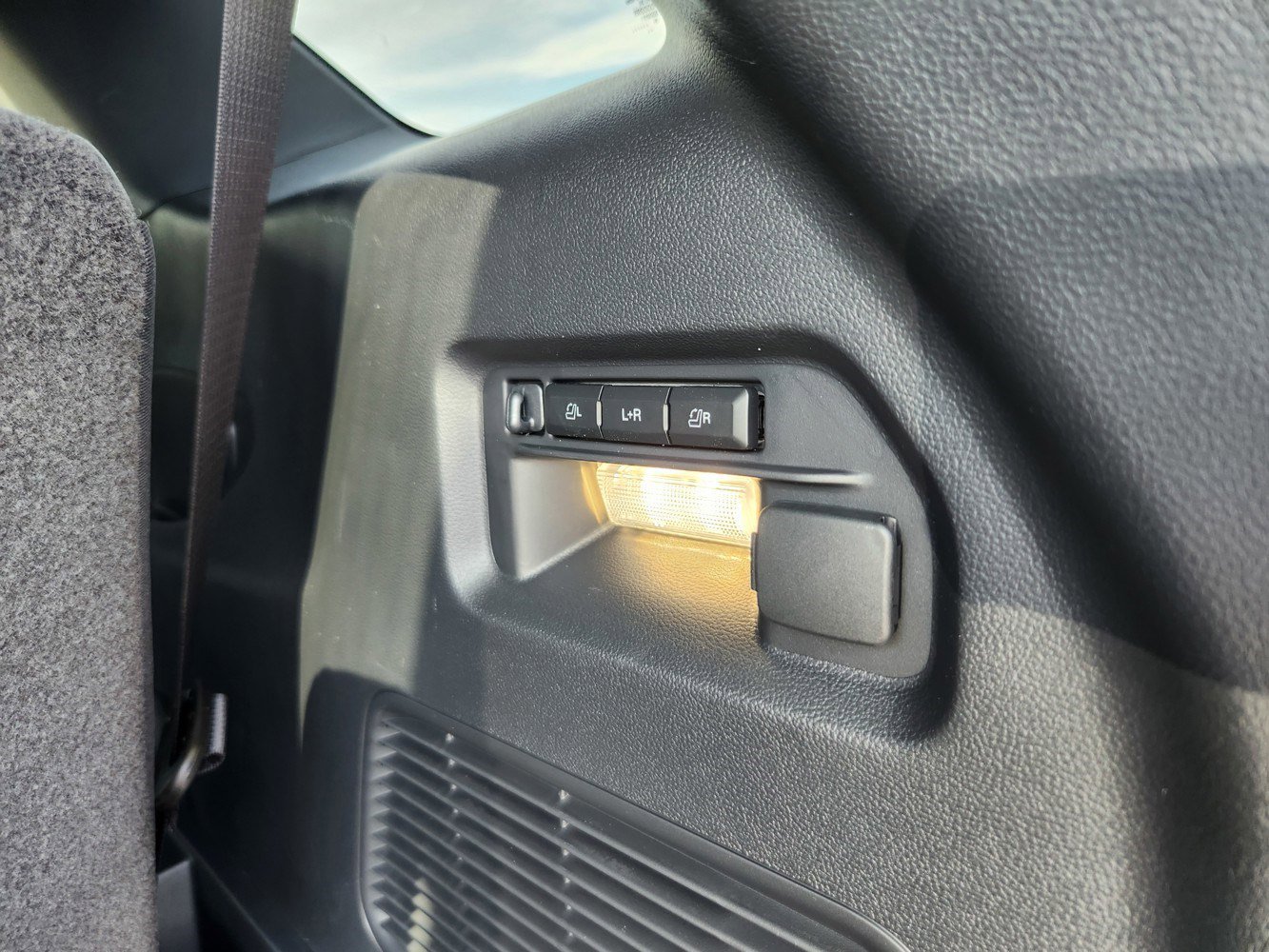 2025 Ford Explorer ST photo 24