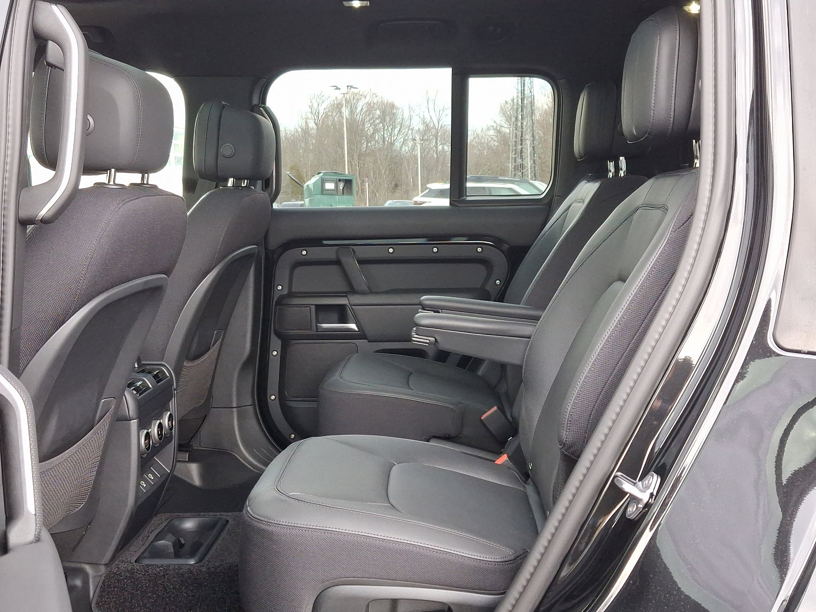2025 Land Rover Defender 130 V8 photo 9