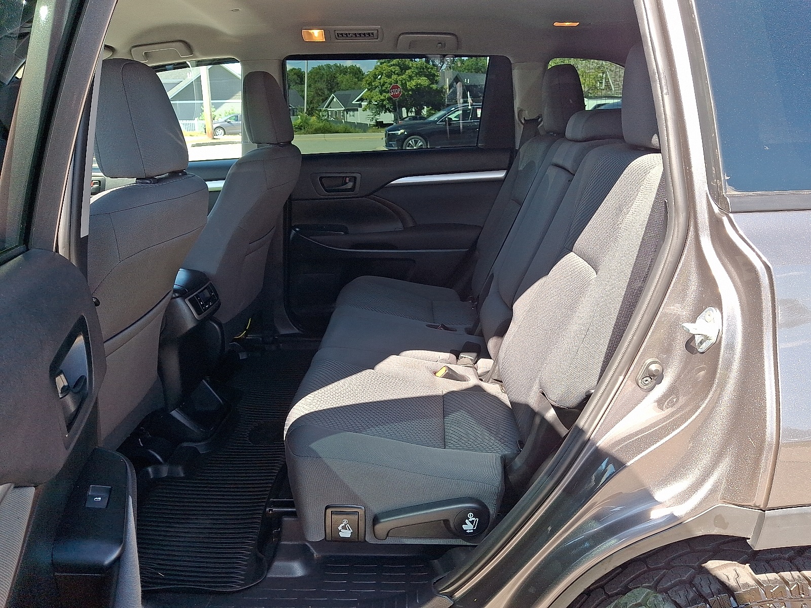2019 Toyota Highlander LE photo 10