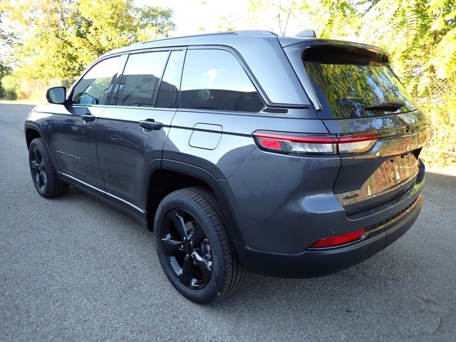 2025 Jeep Grand Cherokee Limited photo 3