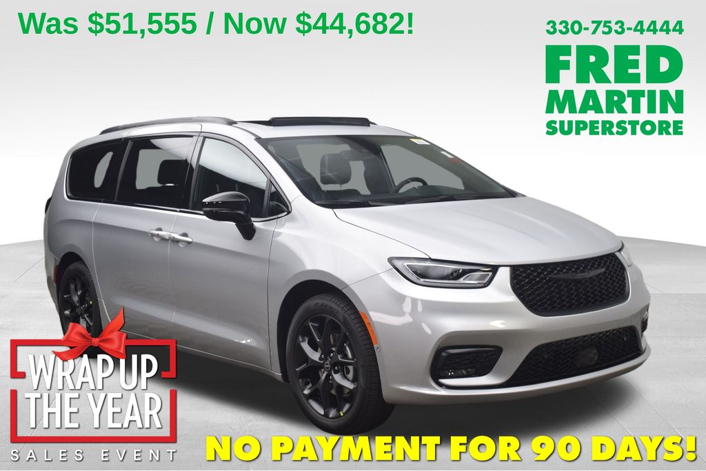 2026 Chrysler Pacifica Select's photo