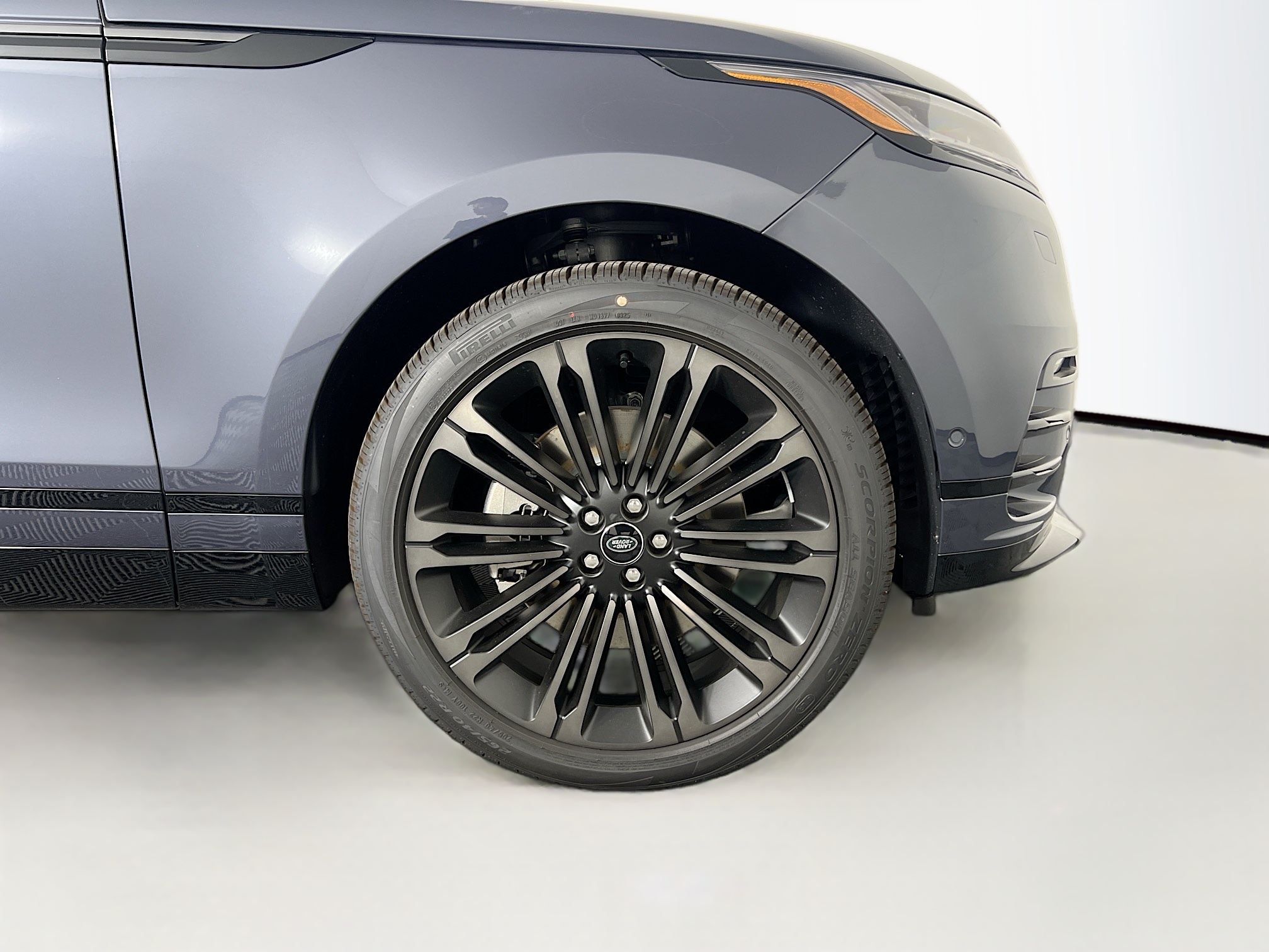 2026 Land Rover Range Rover Velar SE photo 9