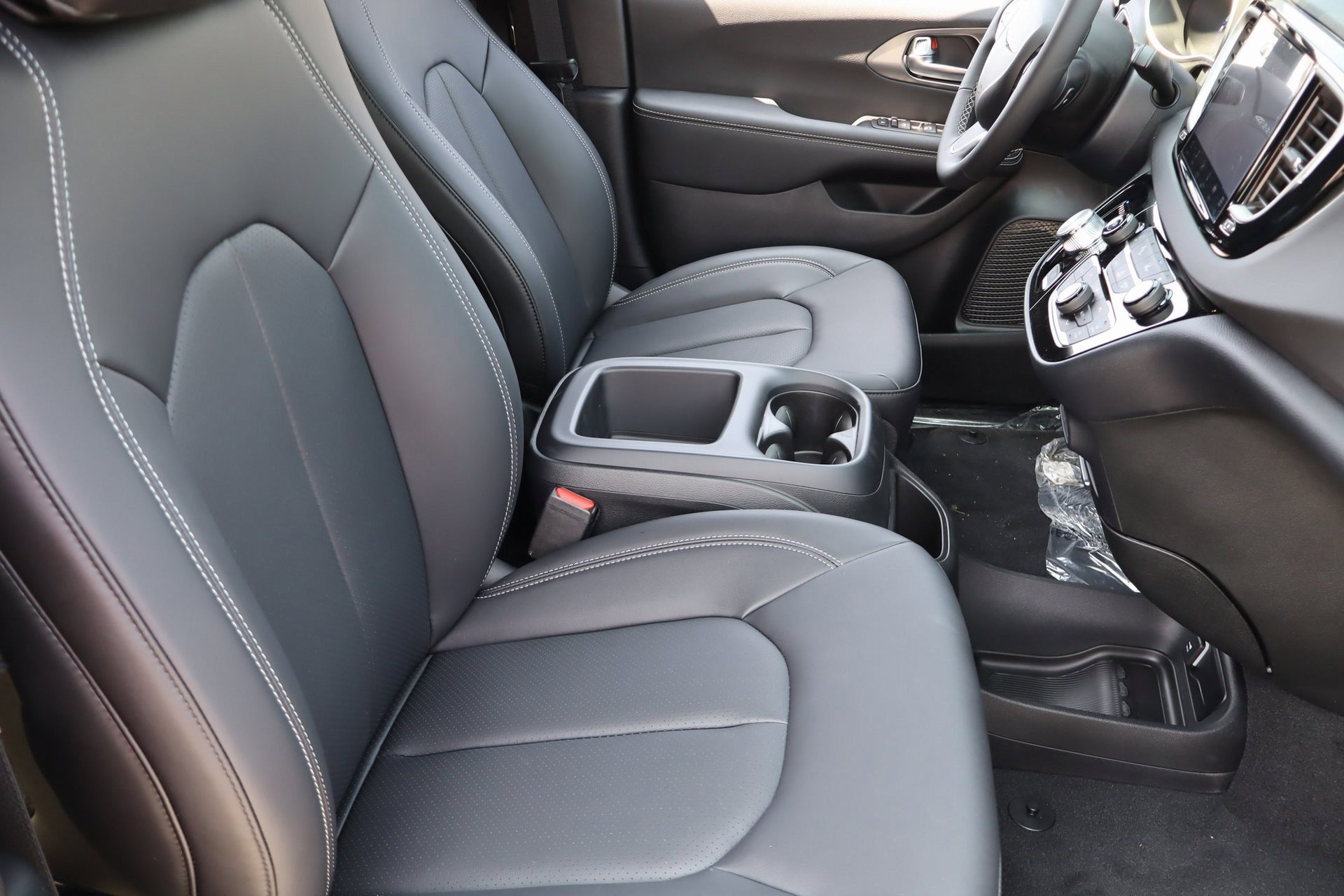 2025 Chrysler Voyager LX photo 27
