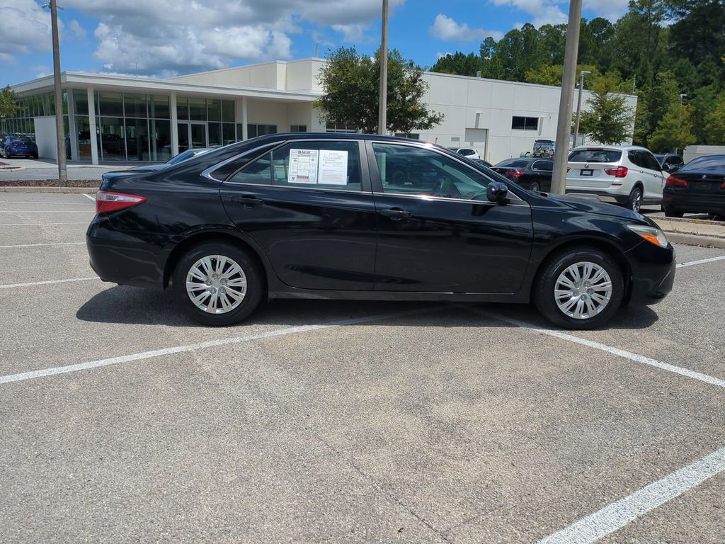2017 Toyota Camry LE photo 4